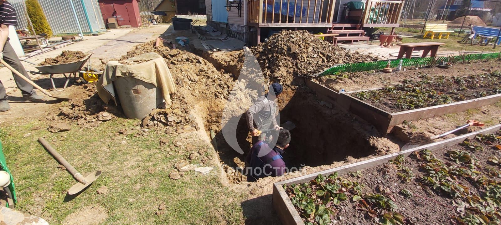 Изображение рабочей бригады, которая подготавливает яму для оборудования